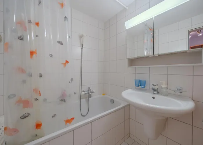 Latschüel By Vacations, Familienwohnung Im Zentrum Mit Privatparkplatz Apartment *