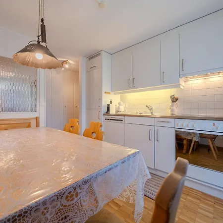 アパート Latschüel By Vacations, Familienwohnung Im Zentrum Mit Privatparkplatz